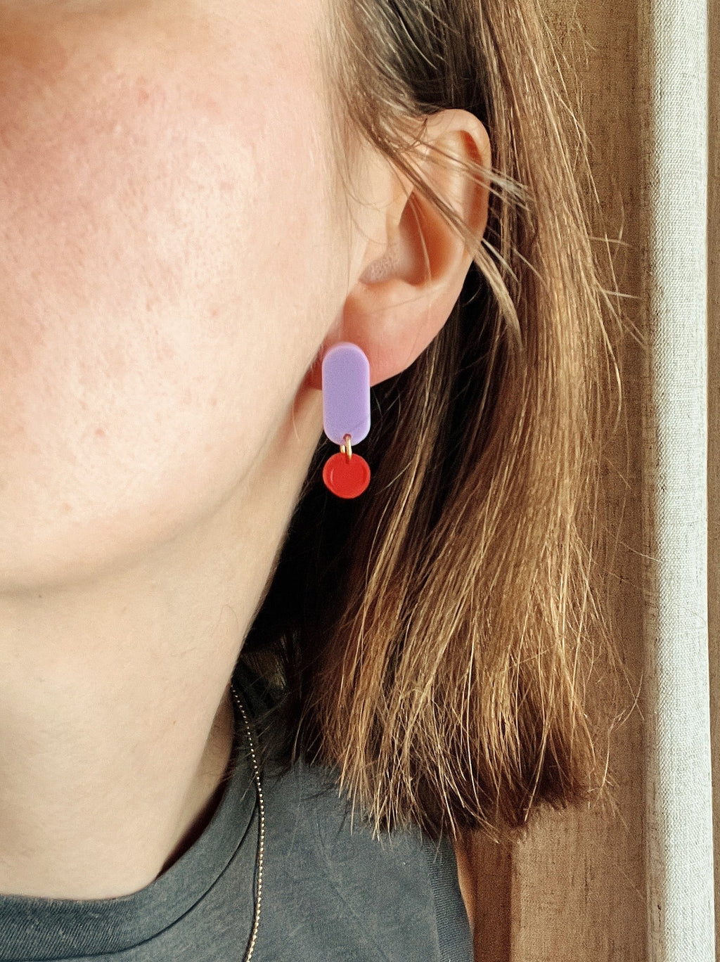 Claire asymmetrische Ohrringe in rot flieder - La Blutique niemalsmehrohneOhrringe Berlin