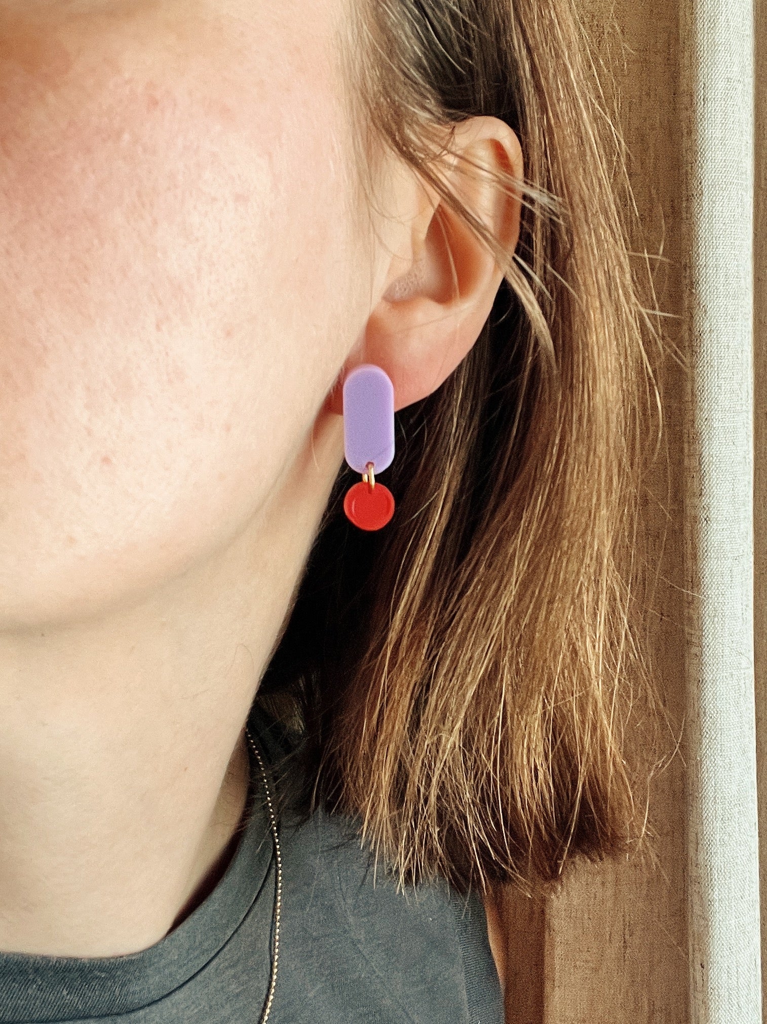 Claire asymmetrische Ohrringe in rot flieder - La Blutique niemalsmehrohneOhrringe Berlin