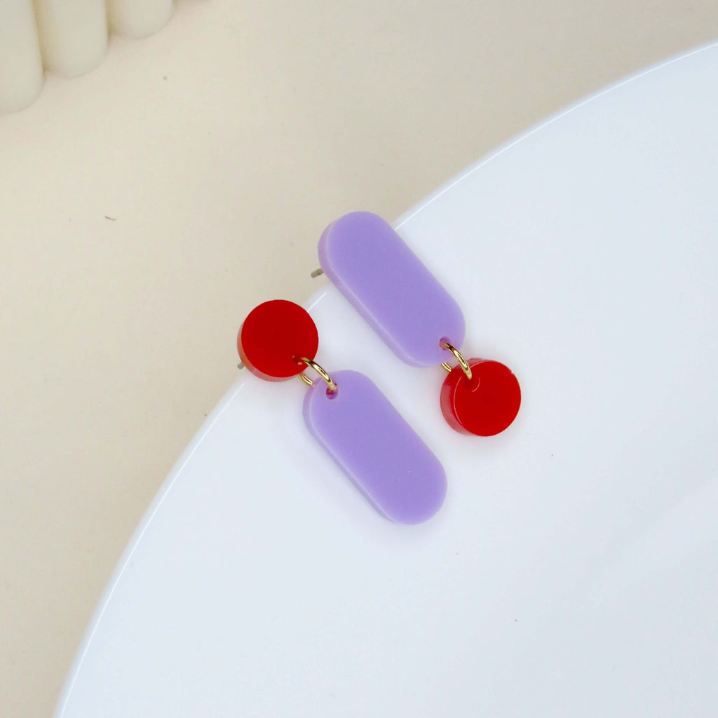 Claire asymmetrische Ohrringe in rot flieder - La Blutique niemalsmehrohneOhrringe Berlin