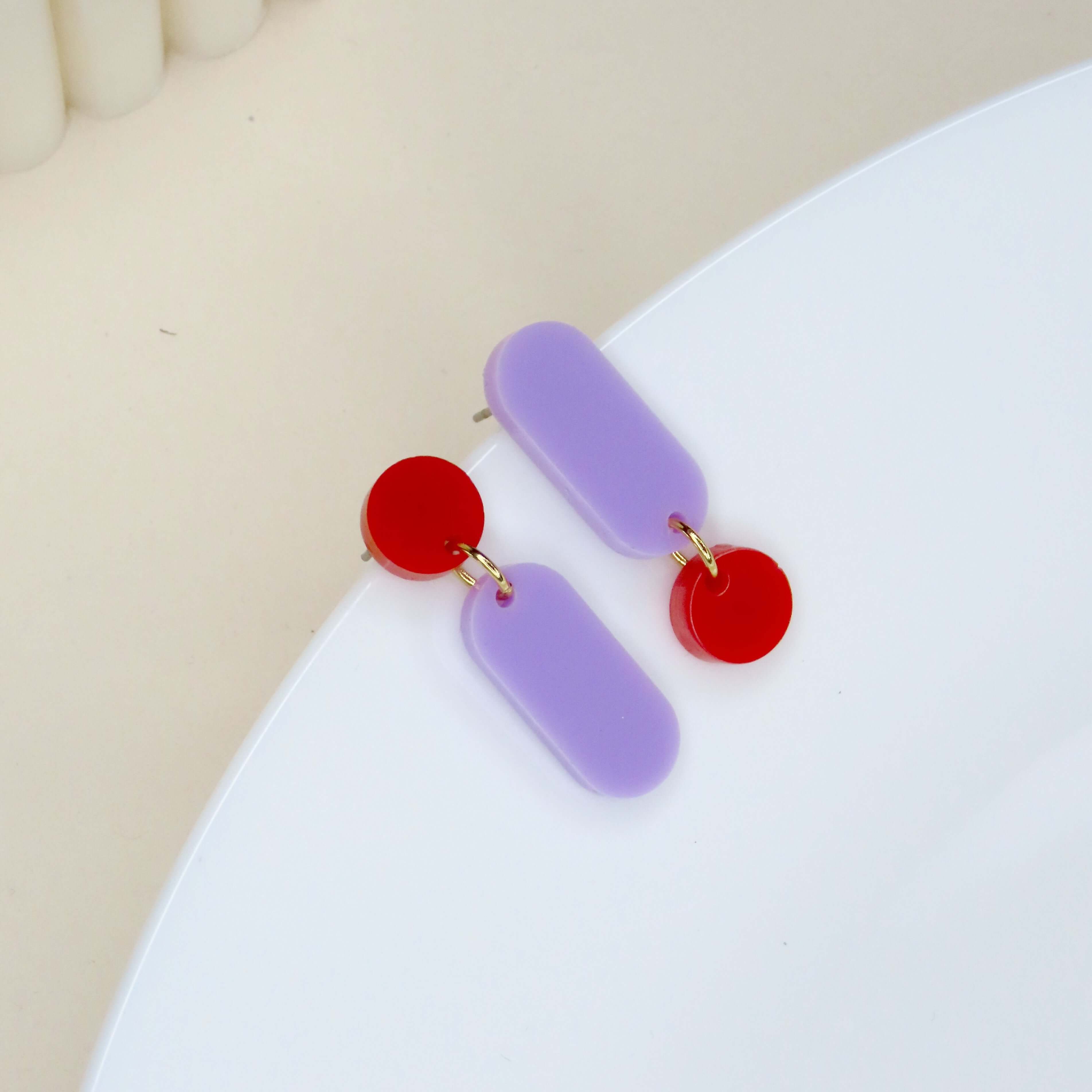 Claire asymmetrische Ohrringe in rot flieder - La Blutique niemalsmehrohneOhrringe Berlin