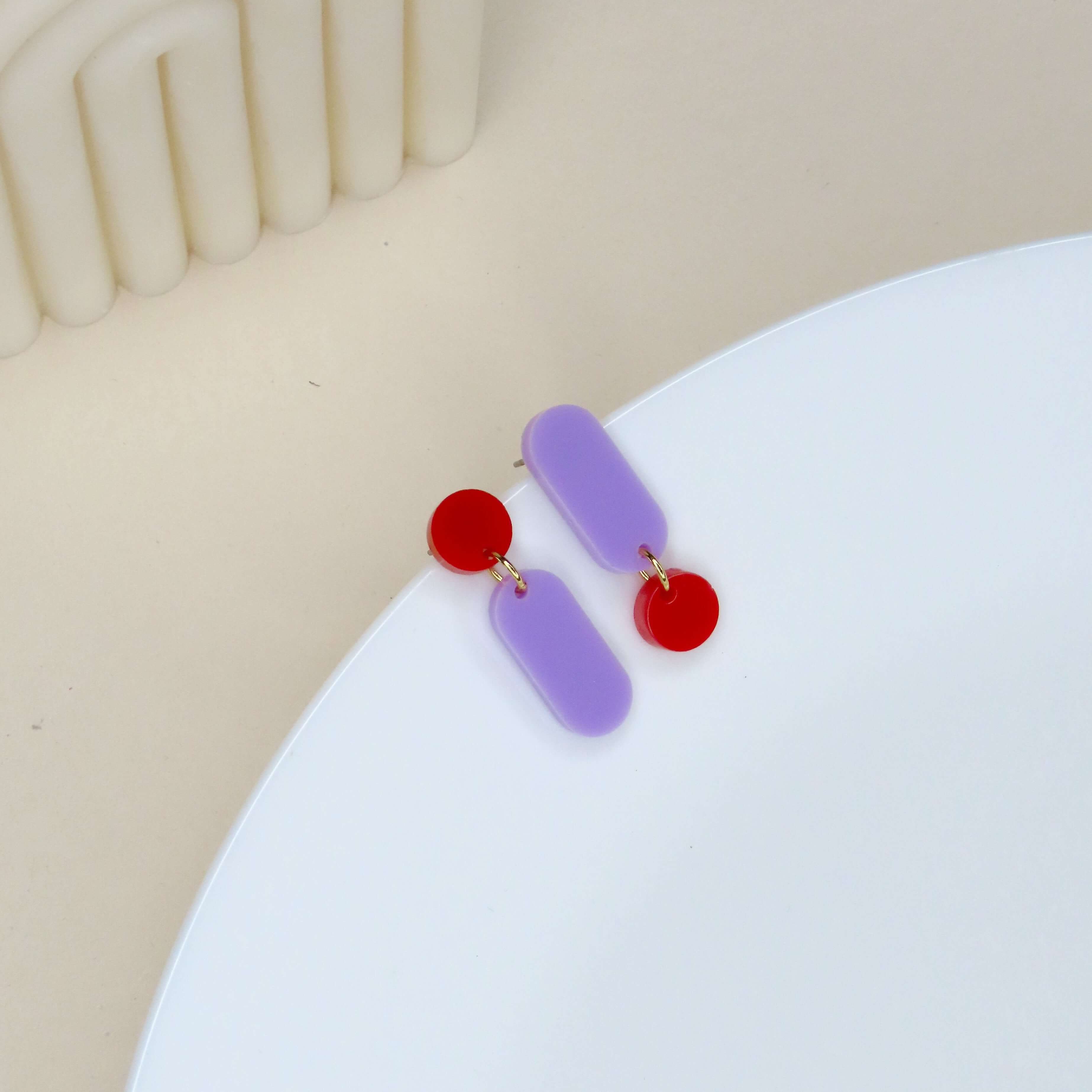 Claire asymmetrische Ohrringe in rot flieder - La Blutique niemalsmehrohneOhrringe Berlin