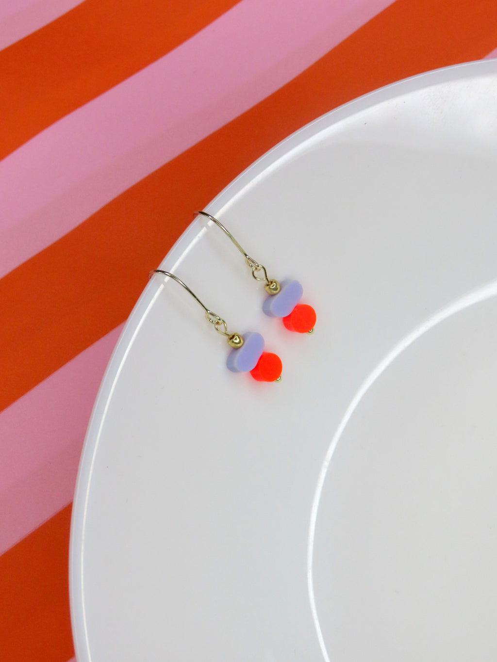 Color Treats Ohrringe neon flieder mit gold filled Elementen - La Blutique niemalsmehrohneOhrringe Berlin