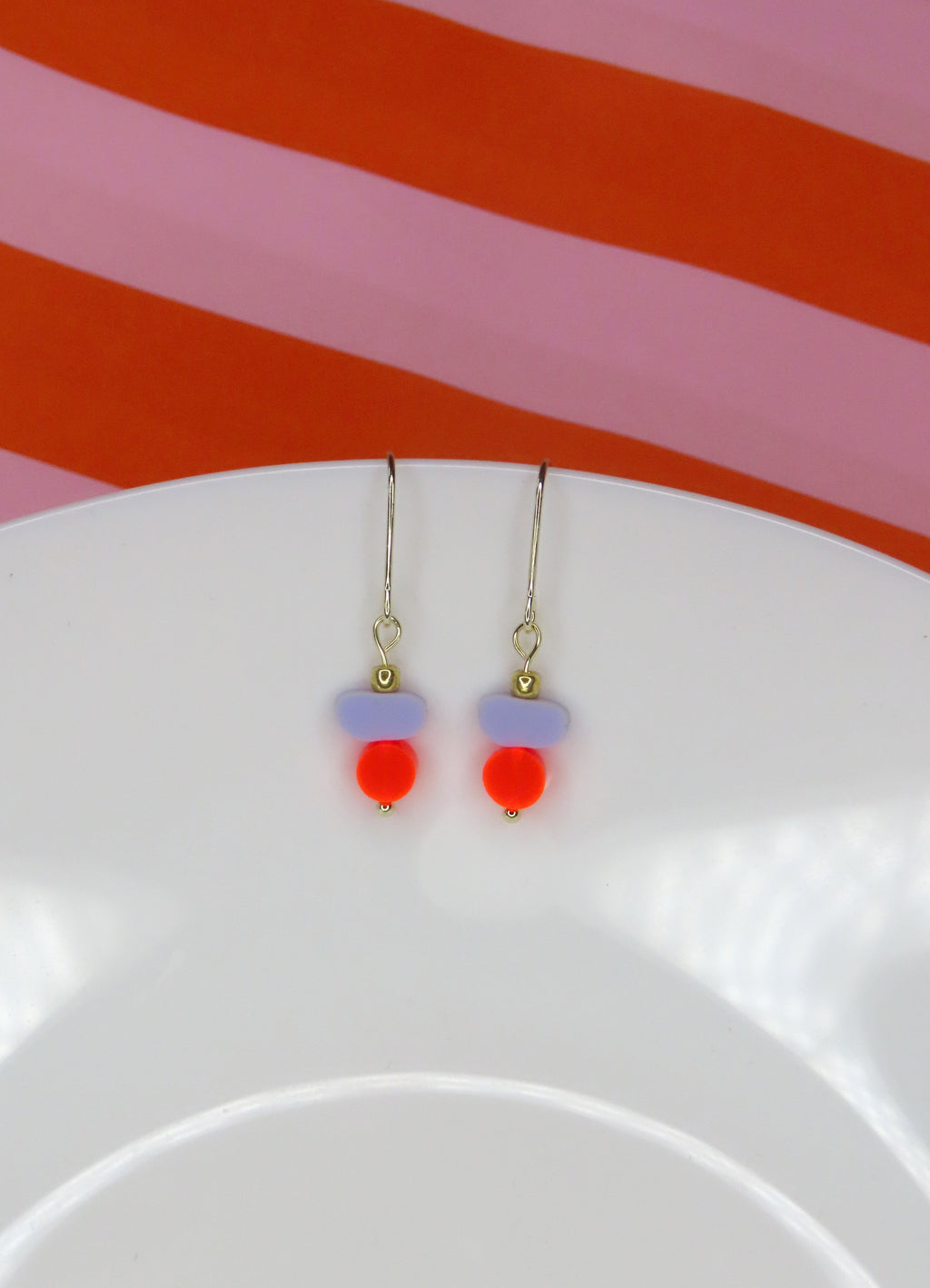 Color Treats Ohrringe neon flieder mit gold filled Elementen - La Blutique niemalsmehrohneOhrringe Berlin