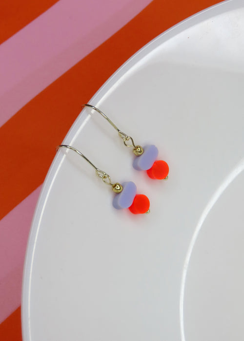 Color Treats Ohrringe neon flieder mit gold filled Elementen - La Blutique niemalsmehrohneOhrringe Berlin