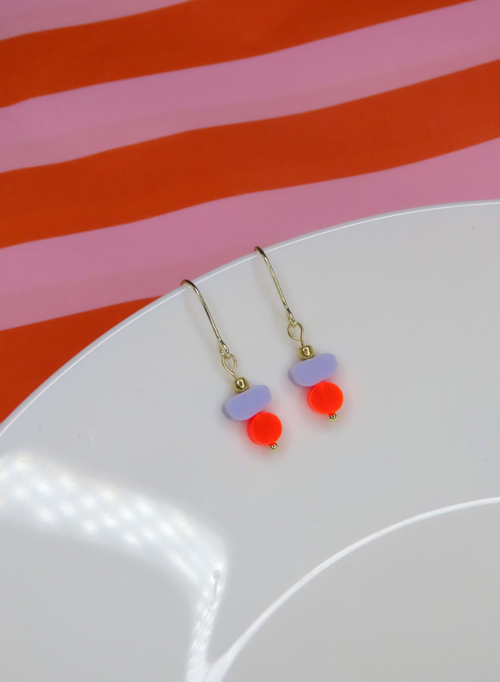 Color Treats Ohrringe neon flieder mit gold filled Elementen - La Blutique niemalsmehrohneOhrringe Berlin