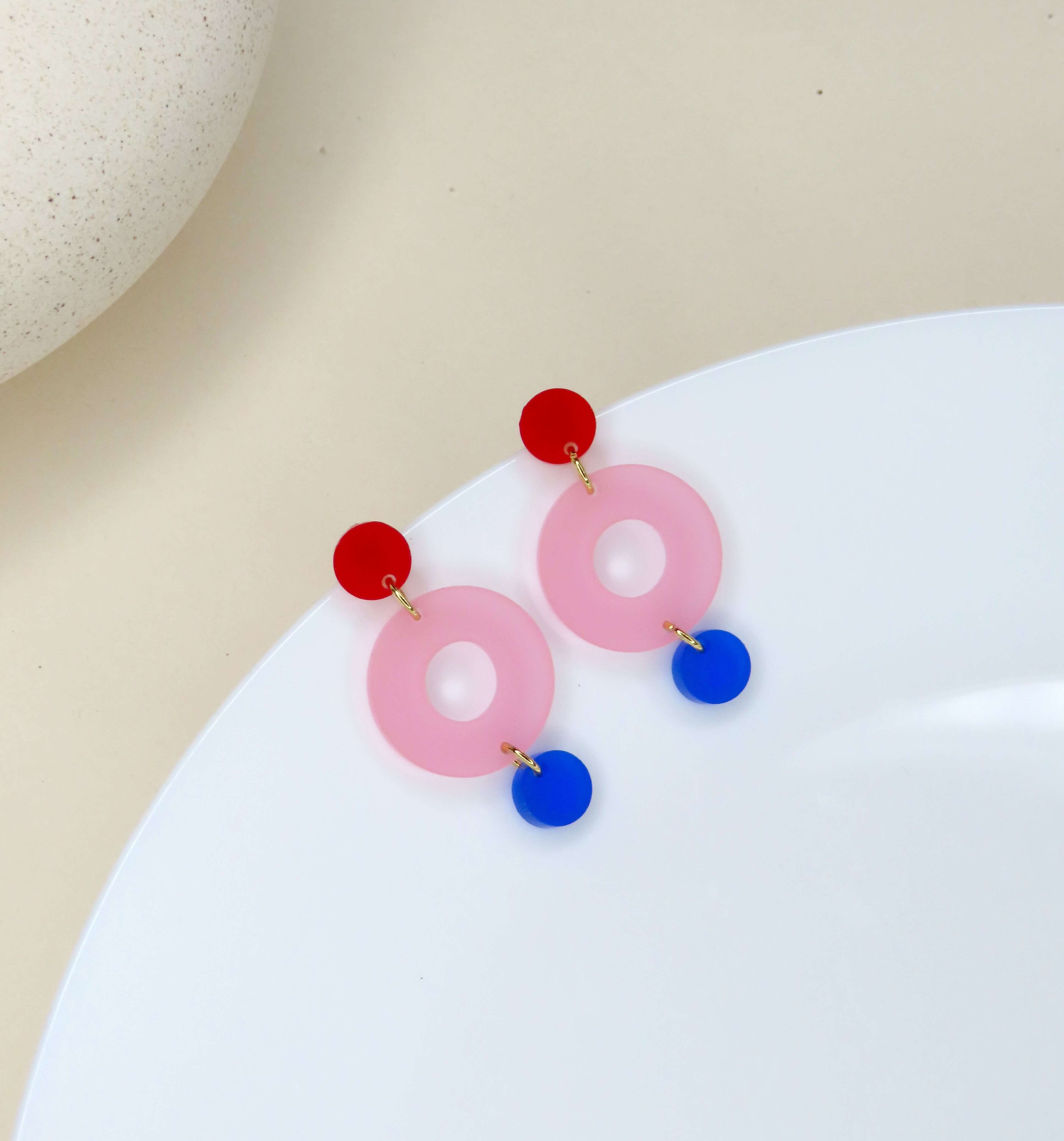 Colorblock Double Circle Ohrstecker in rot, eisrosa und tiefblau - La Blutique niemalsmehrohneOhrringe Berlin