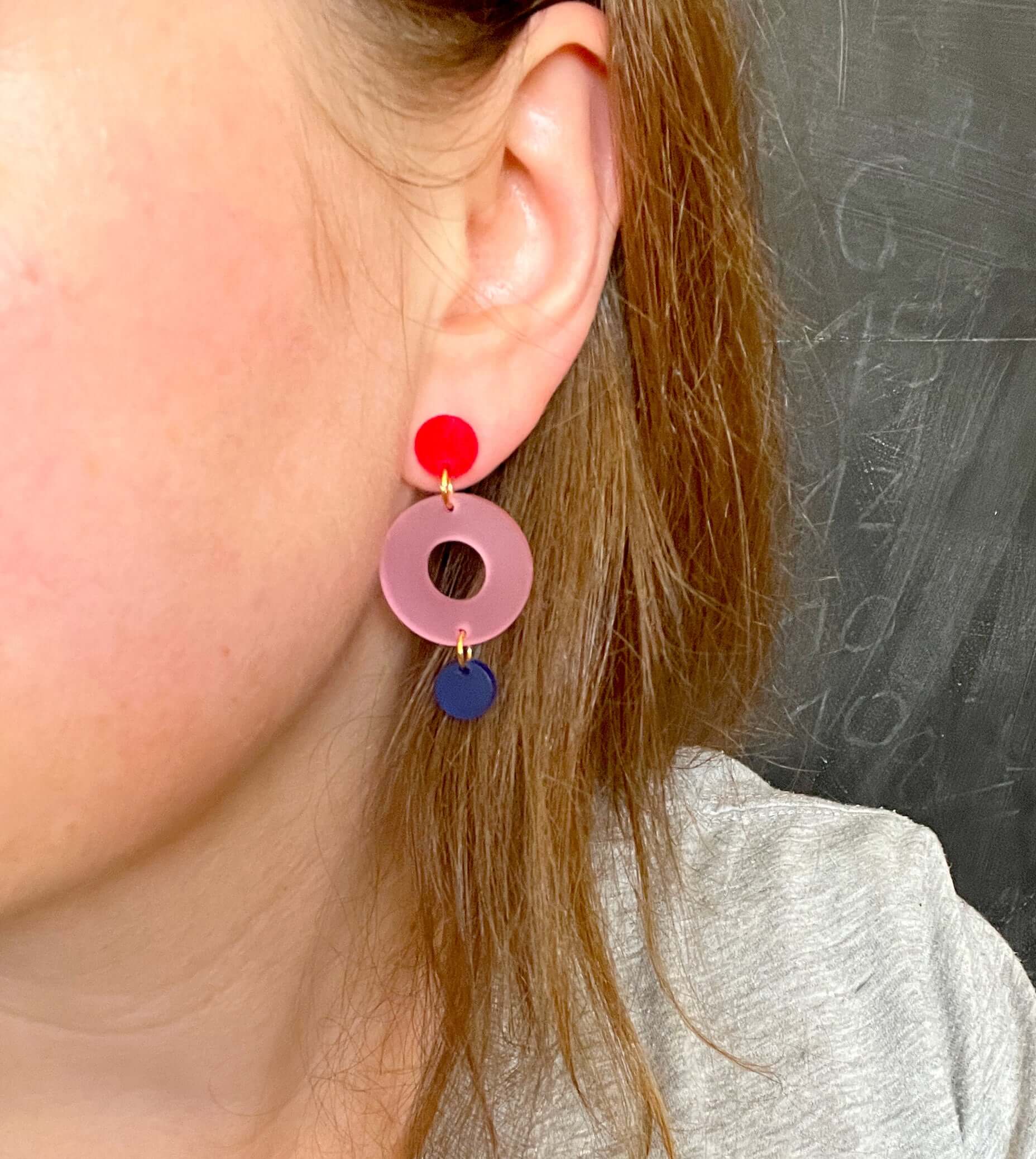 Colorblock Double Circle Ohrstecker in rot, eisrosa und tiefblau - La Blutique niemalsmehrohneOhrringe Berlin