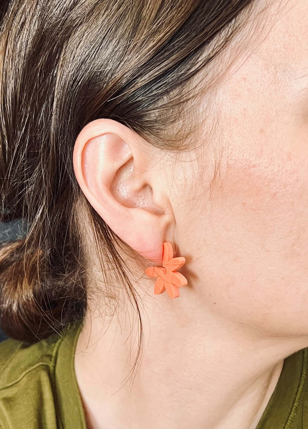 Creolen Flower aus Acryl und Edelstahl in flieder - La Blutique niemalsmehrohneCreolen Berlin