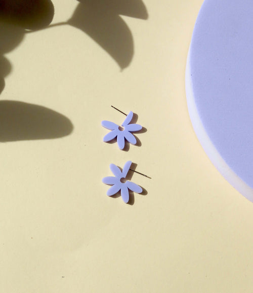 Creolen Flower aus Acryl und Edelstahl in flieder - La Blutique niemalsmehrohneCreolen Berlin