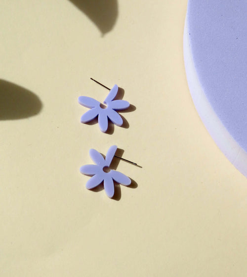 Creolen Flower aus Acryl und Edelstahl in flieder - La Blutique niemalsmehrohneCreolen Berlin