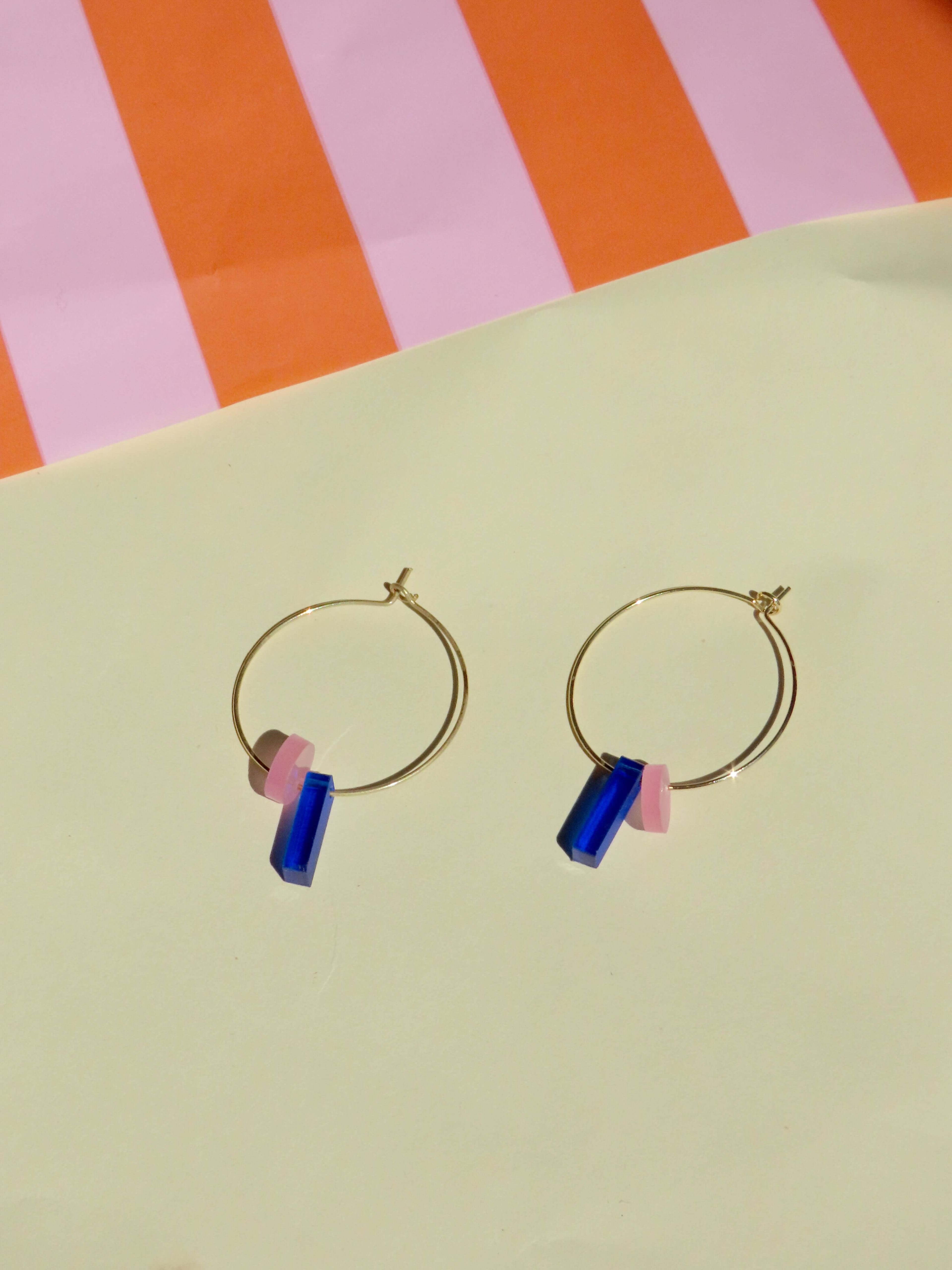 Dots mit Stick Hoops aus vergoldetem Edelstahl in königsblau & eisrosa - La Blutique niemalsmehrohneCreolen Berlin