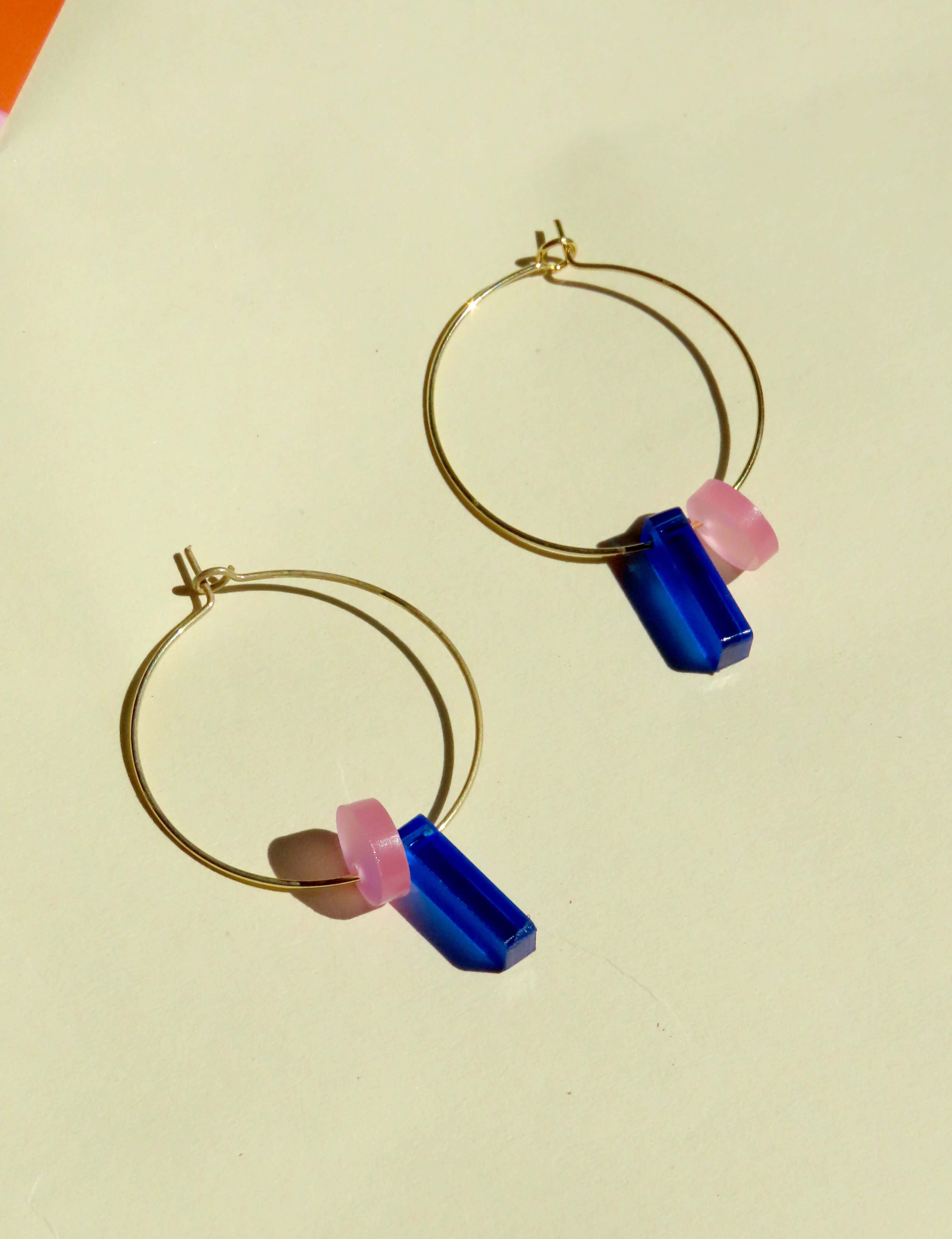 Dots mit Stick Hoops aus vergoldetem Edelstahl in königsblau & eisrosa - La Blutique niemalsmehrohneCreolen Berlin