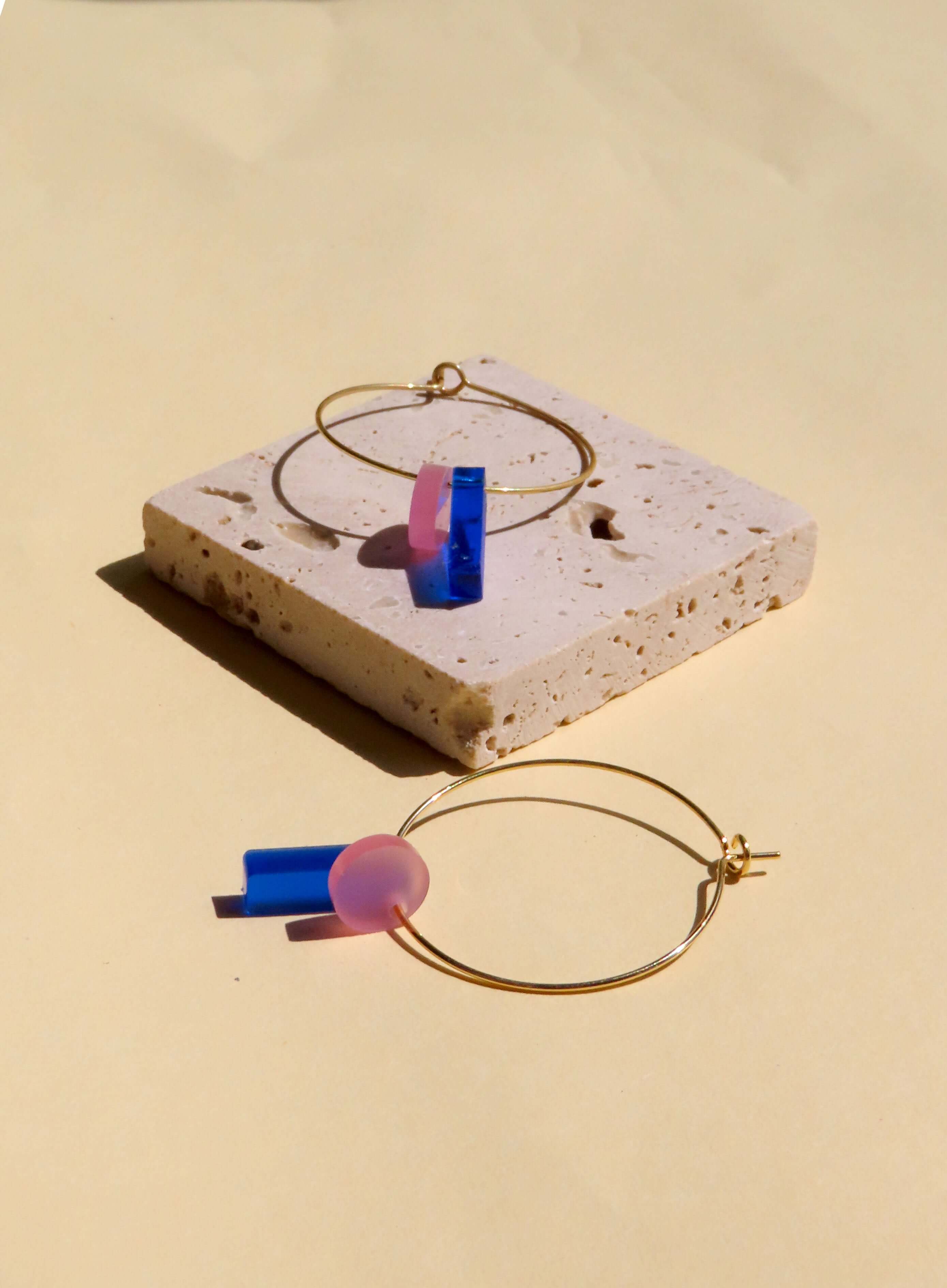 Dots mit Stick Hoops aus vergoldetem Edelstahl in königsblau & eisrosa - La Blutique niemalsmehrohneCreolen Berlin