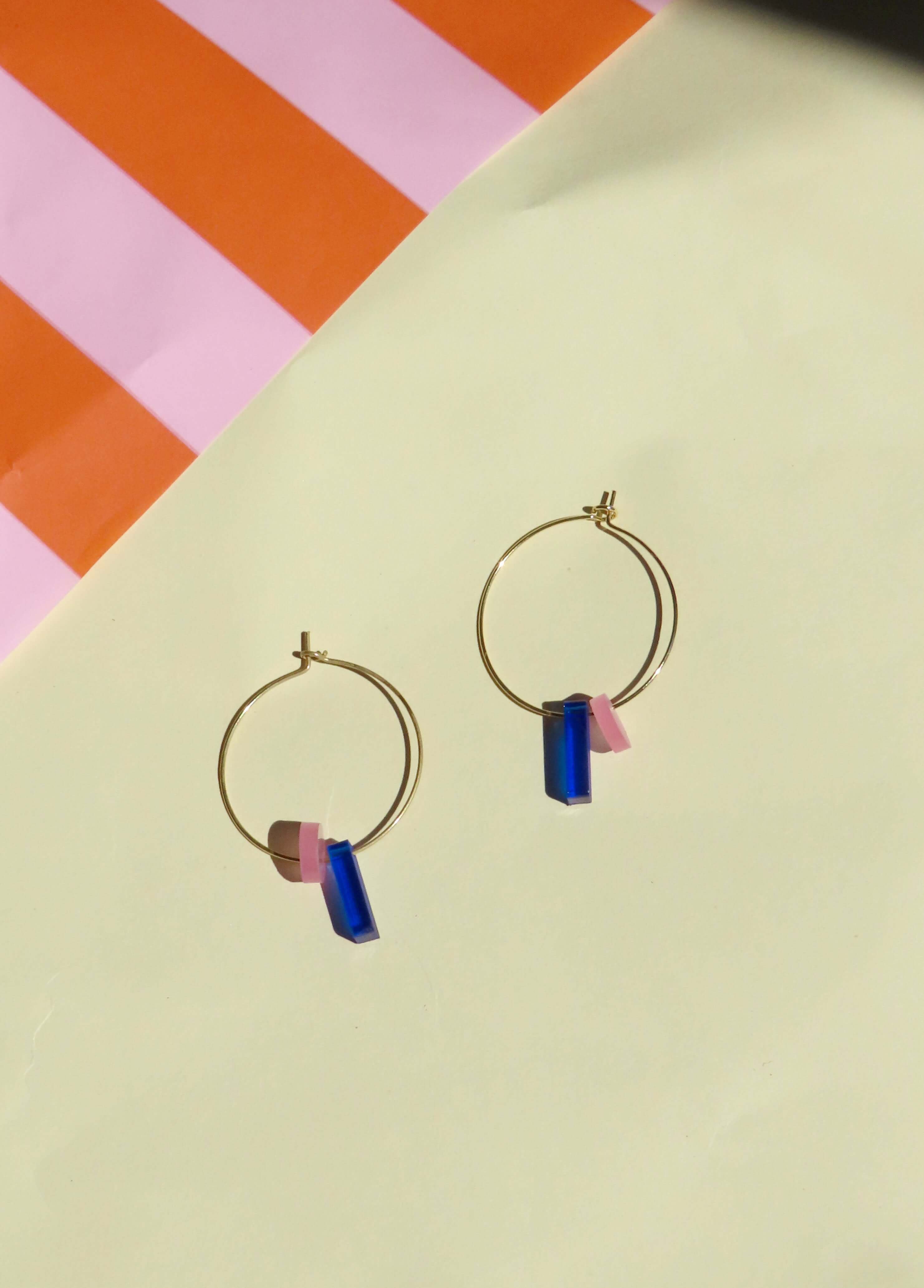 Dots mit Stick Hoops aus vergoldetem Edelstahl in königsblau & eisrosa - La Blutique niemalsmehrohneCreolen Berlin