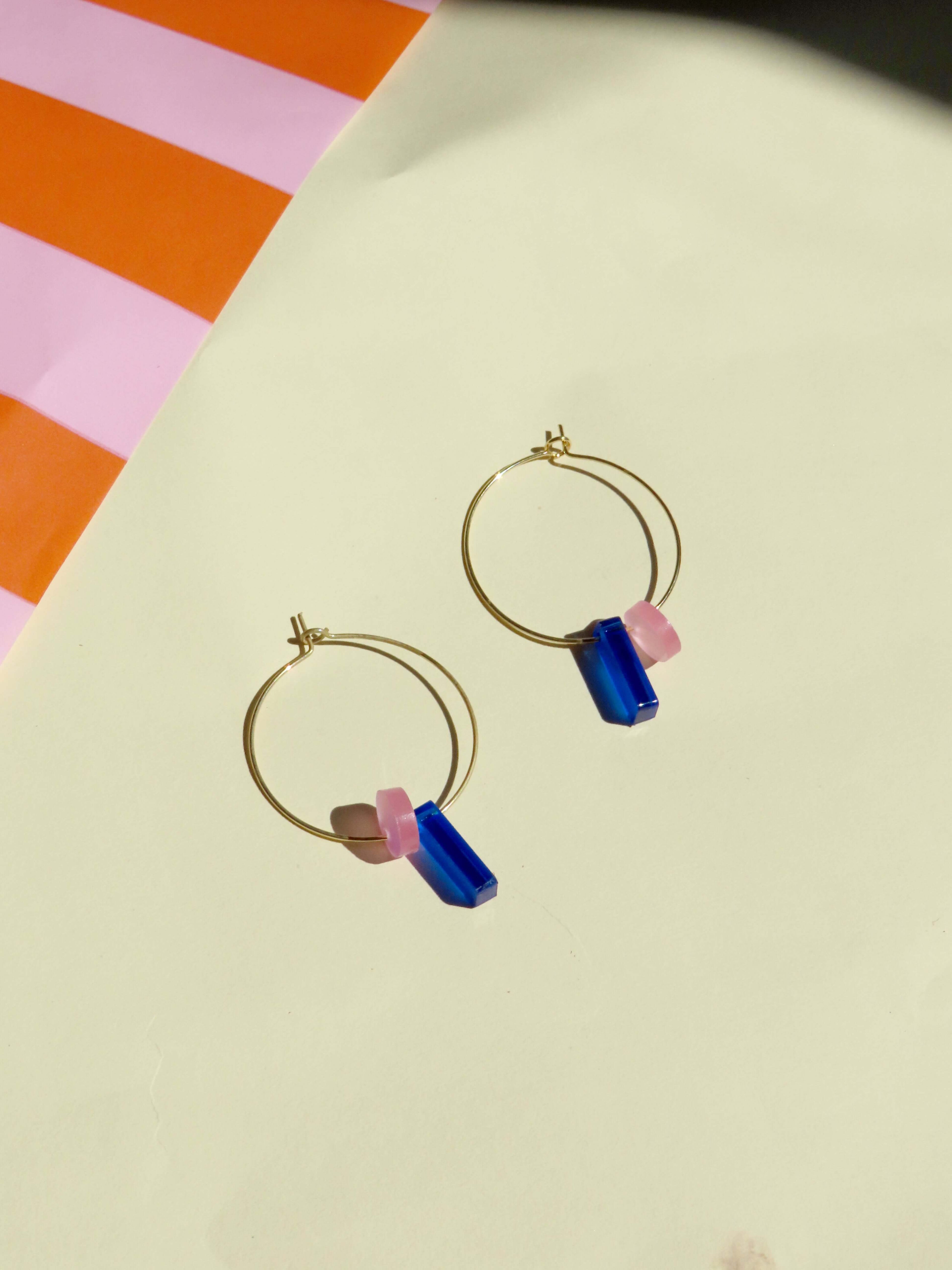 Dots mit Stick Hoops aus vergoldetem Edelstahl in königsblau & eisrosa - La Blutique niemalsmehrohneCreolen Berlin