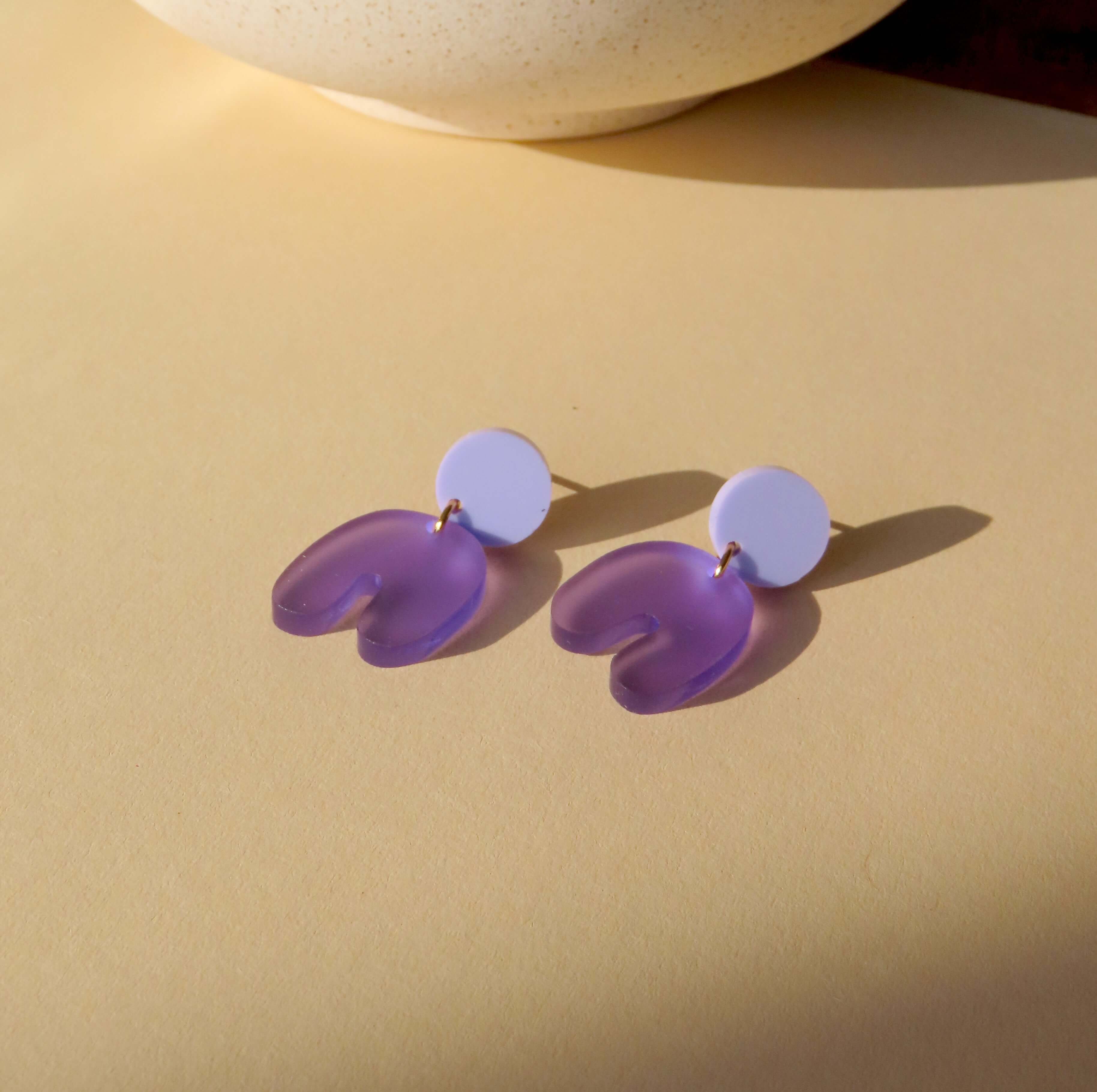 Flieder lila transparent Squishy Arch Bogen Ohrringe - La Blutique niemalsmehrohneOhrringe Berlin