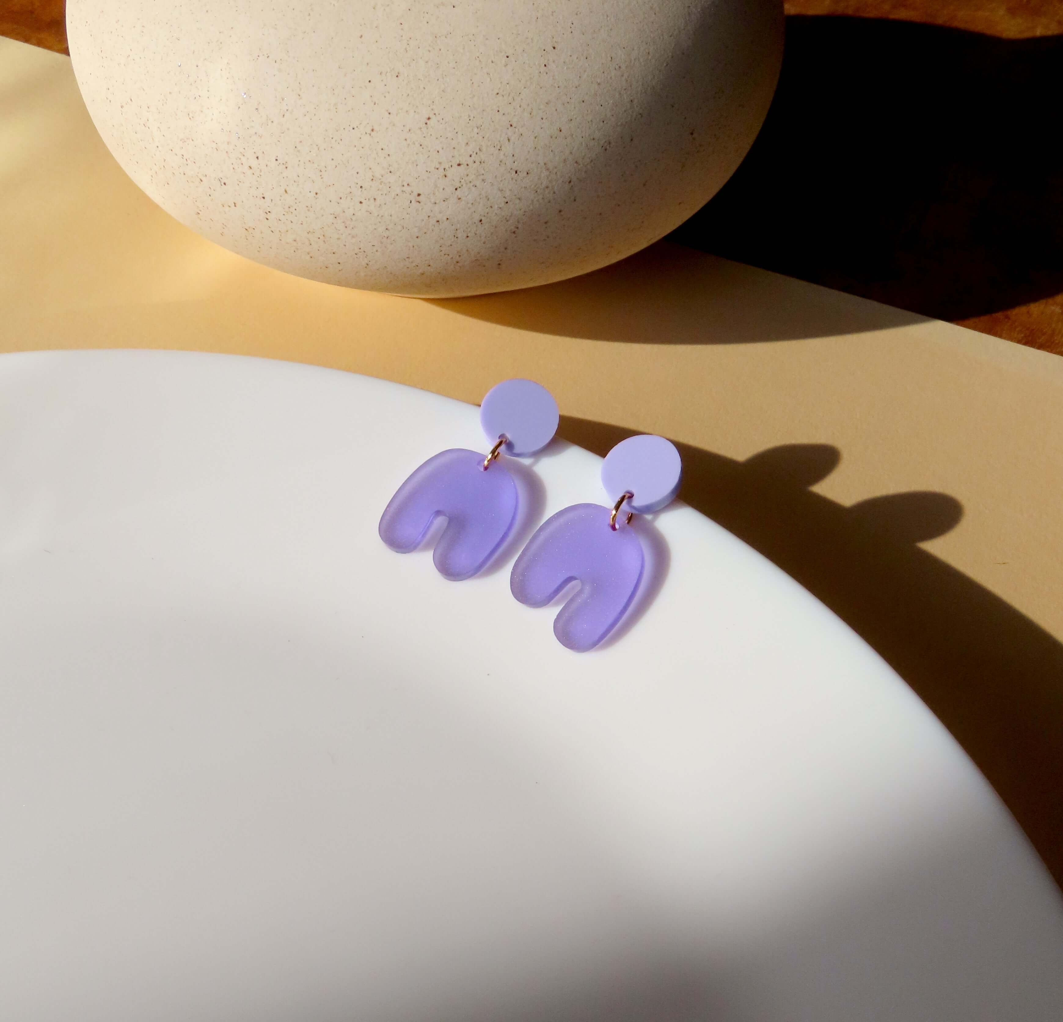 Flieder lila transparent Squishy Arch Bogen Ohrringe - La Blutique niemalsmehrohneOhrringe Berlin