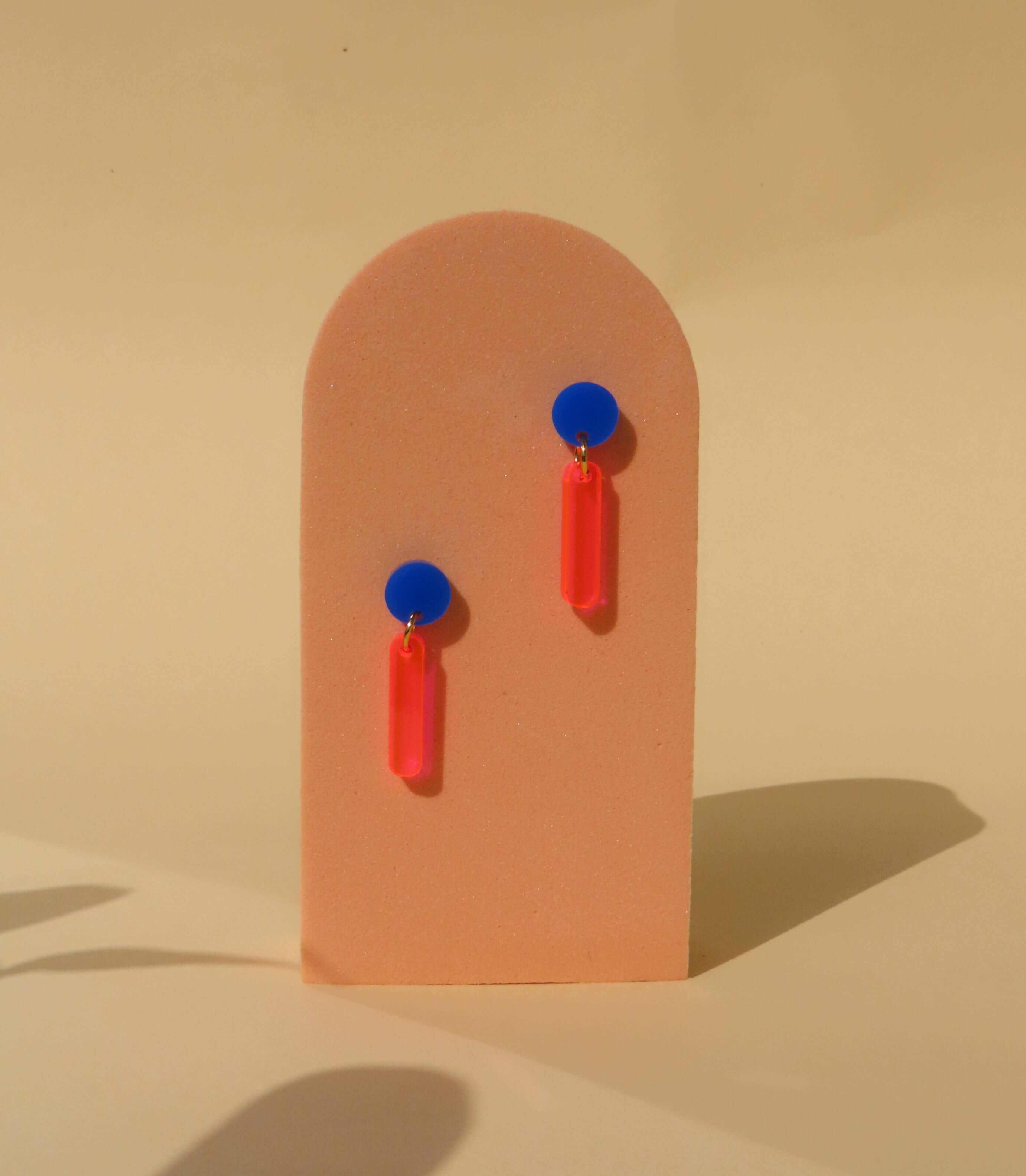 niemalsmehrohne x Kunstmuseum Basel Edition - neon lights Nr. 1 - Ohrringe - La Blutique niemalsmehrohneOhrringe Berlin