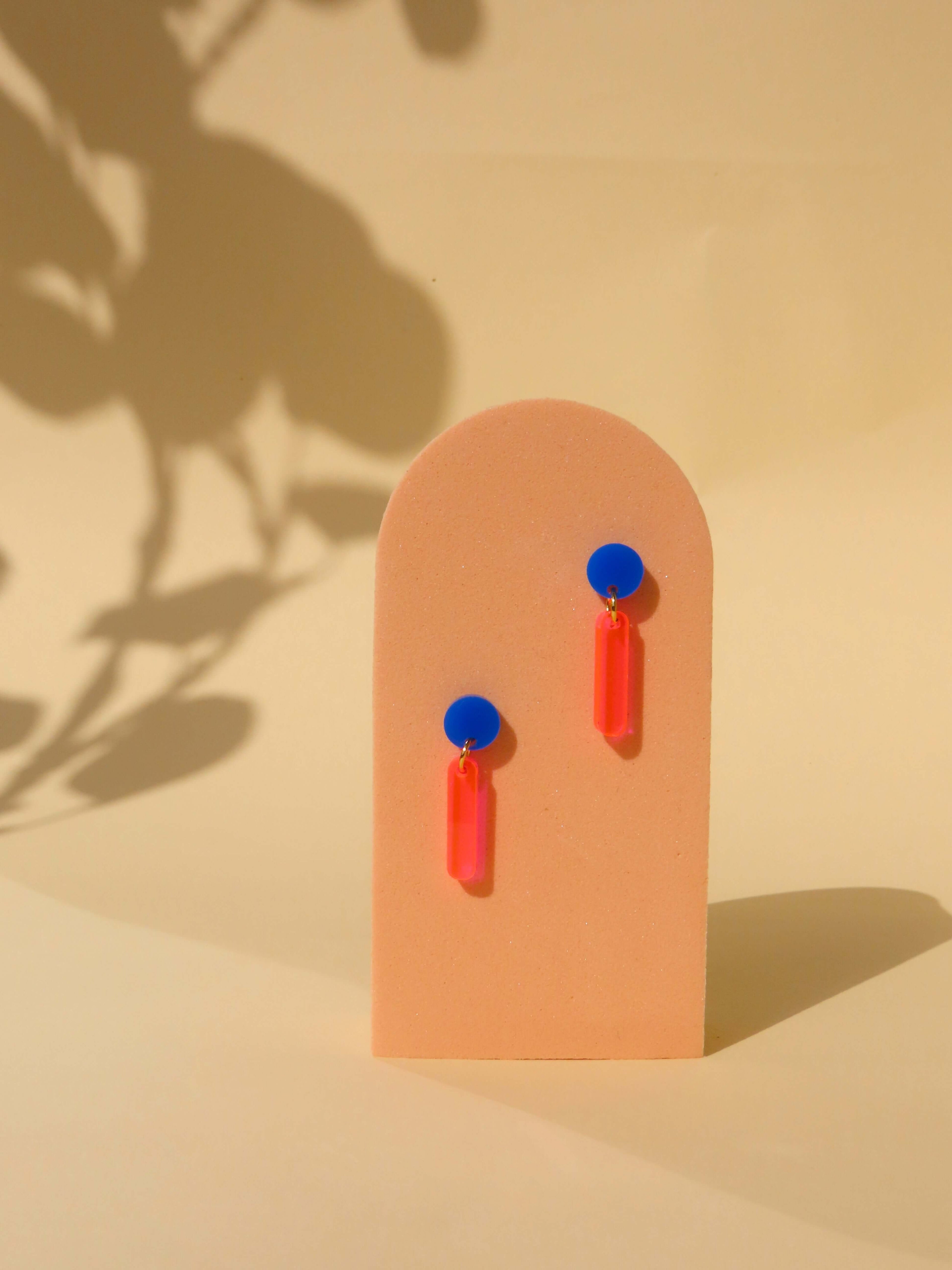 niemalsmehrohne x Kunstmuseum Basel Edition - neon lights Nr. 1 - Ohrringe - La Blutique niemalsmehrohneOhrringe Berlin