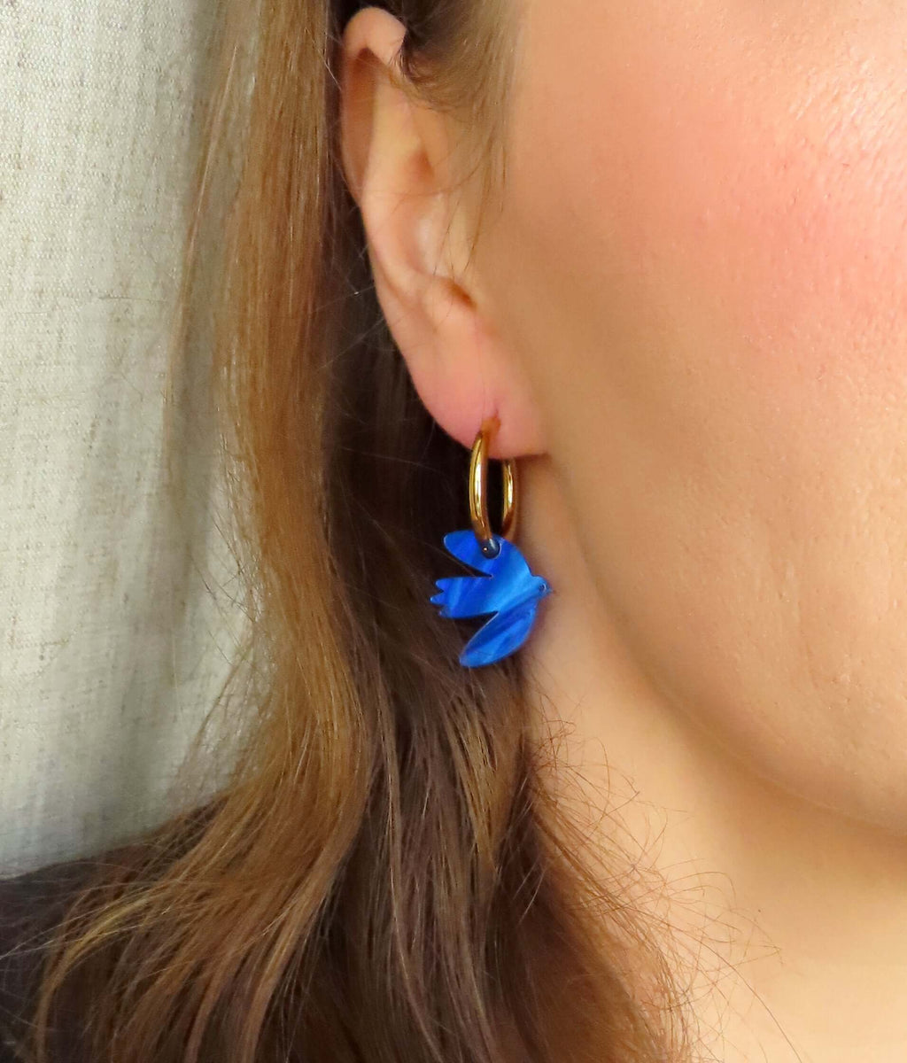 Tintenblaue Dove Creolen aus Edelstahl und Acryl - La Blutique niemalsmehrohneCreolen Berlin