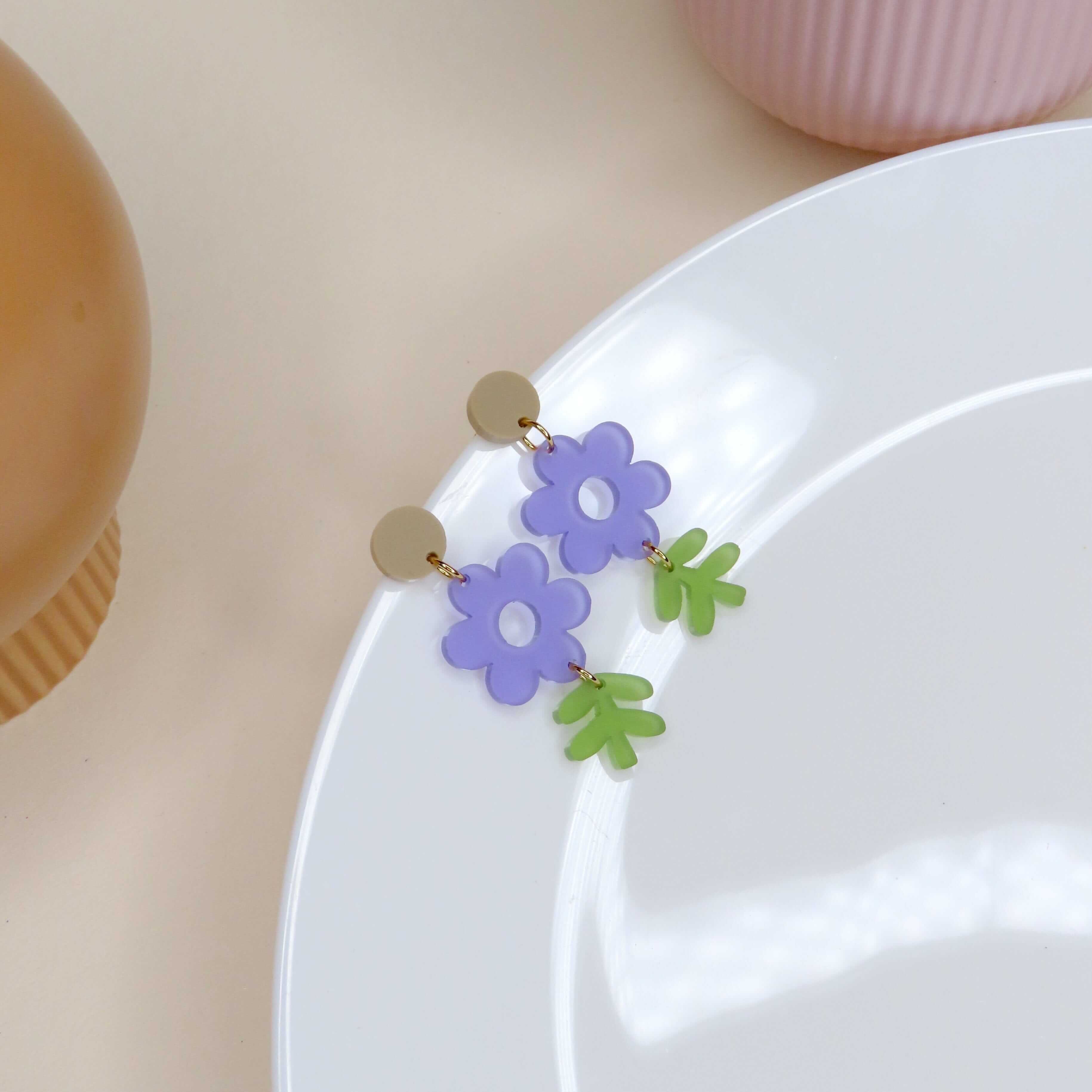 Violette Gänseblümchen Statement Ohrringe - La Blutique niemalsmehrohneOhrringe Berlin