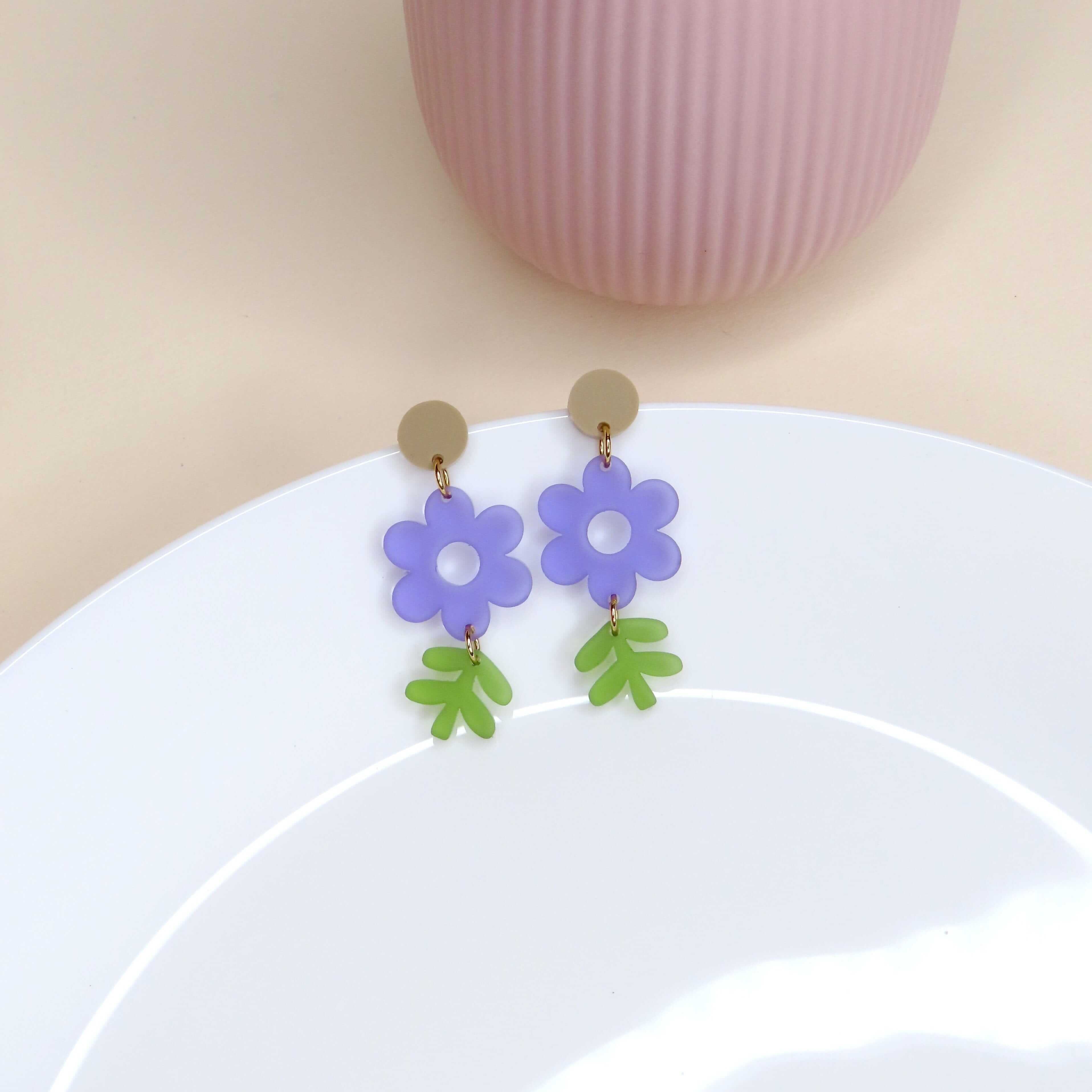 Violette Gänseblümchen Statement Ohrringe - La Blutique niemalsmehrohneOhrringe Berlin