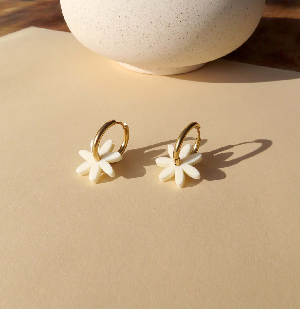 Weiße Margarite Edelstahl Hoops - La Blutique niemalsmehrohneCreolen Berlin